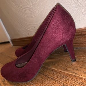 Rounded toe, Burgundy suede heel :)